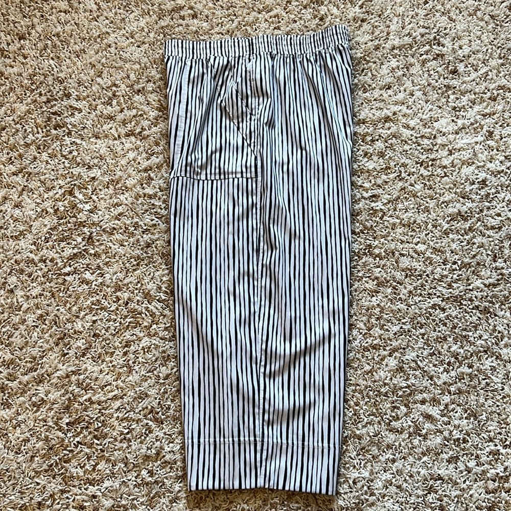 Old Navy Black and White Striped Cropped Pants